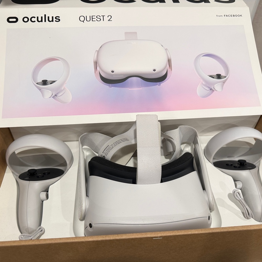 Oculus Quest 2 128 GB VR Headset - White and Black. Came with new battery.